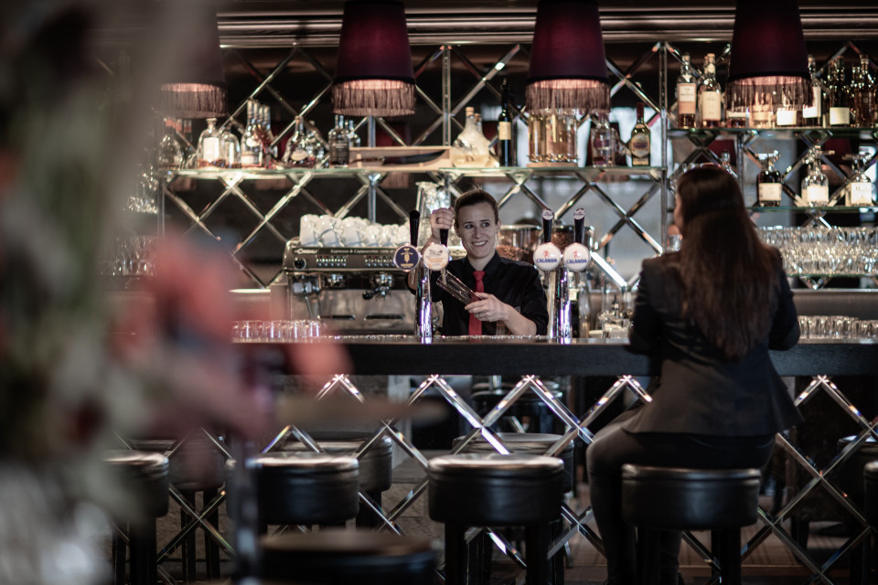 Pulsa Bar & Lounge mit Kamin